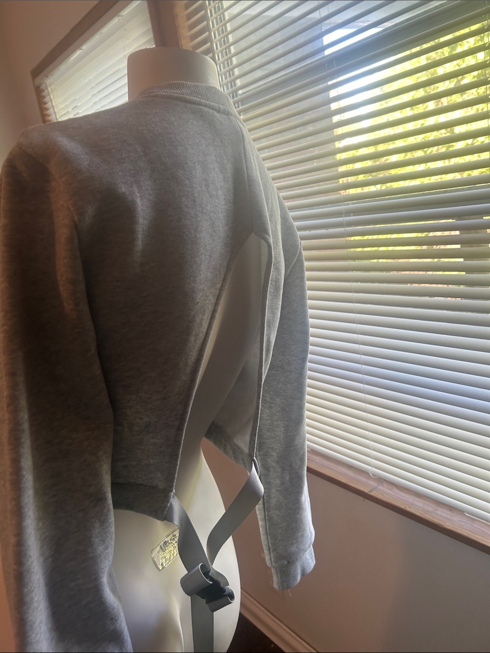 Akira Gray crop sweatshirt with cutout back and latch - Picture 4 of 7